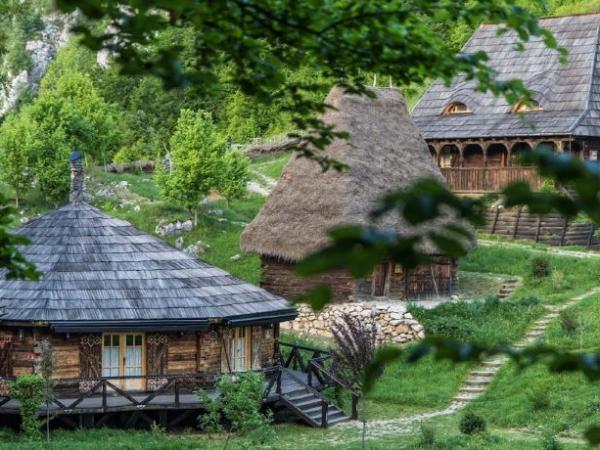 Loc unic în Romania. Căsuțe vechi de peste 100 de ani, transformate într-un sat de vacanță pe vârf de munte